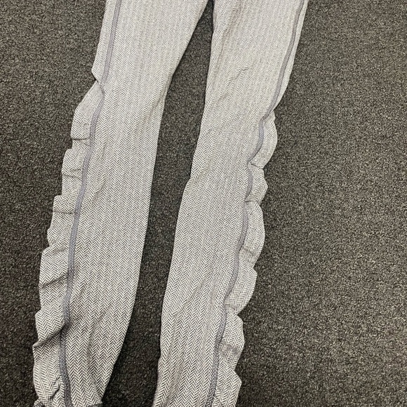 🐼Women Lululemon Athletica Gray and Black Leggings, size 4 - Picture 8 of 12